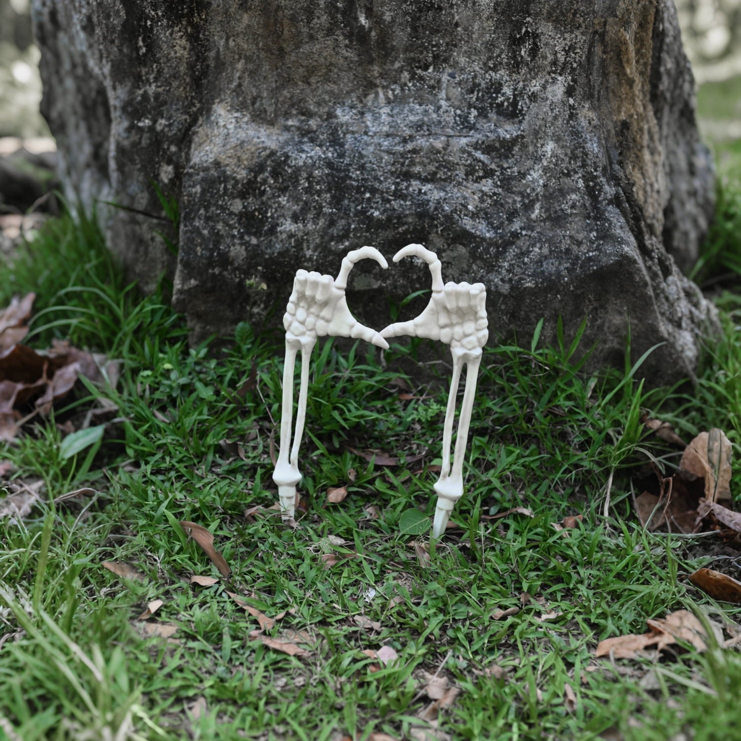 Halloween Skeleton Stakes Decorations, Love Pose 2 Piece Hands Arms with Lawn Stakes for Outdoor Yard Garden Decor