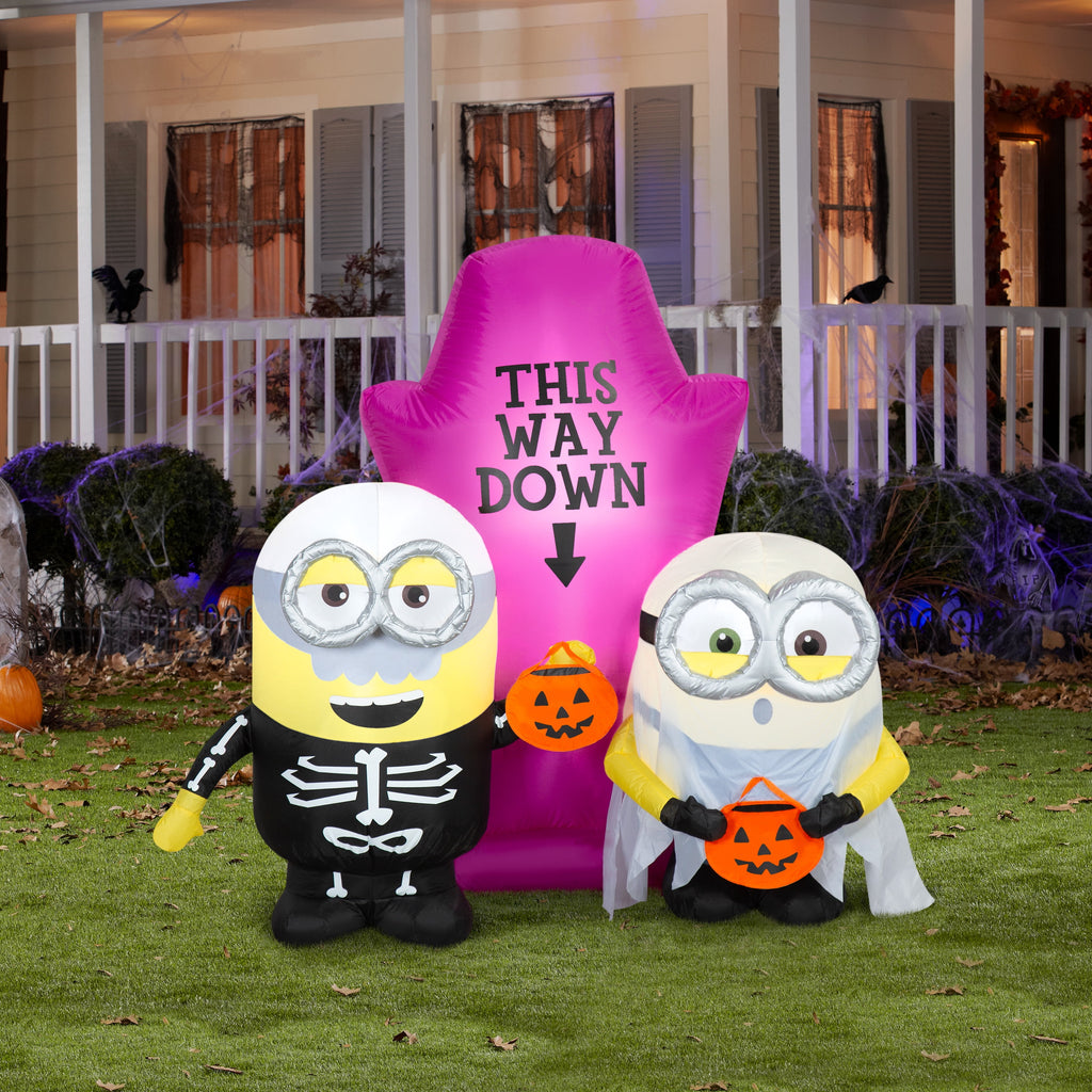 Airblown Inflatable Minions Halloween Scene Universal, 5 ft Tall, Multicolored
